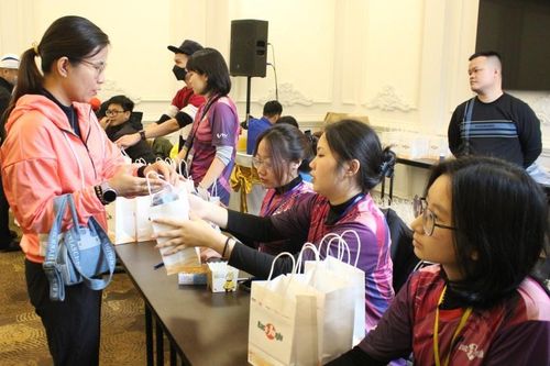 Mở cửa khu vực nhận vật phẩm cho vận động viên tham gia giải chạy Mẫu Sơn Mount Paths 2025