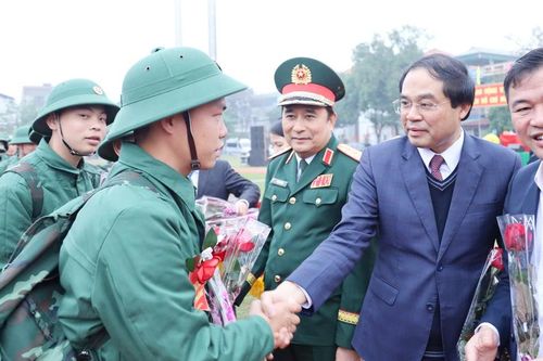 Thượng tướng Phùng Sĩ Tấn, Phó Tổng Tham mưu trưởng và đồng chí Trịnh Xuân Trường, Bí thư Tỉnh ủy, Chủ tịch UBND tỉnh dự lễ giao nhận quân tại huyện Bát Xát