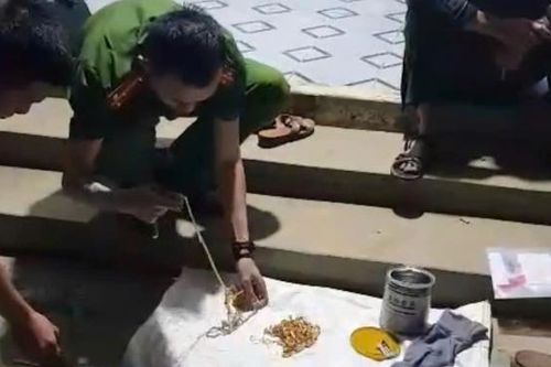 Công an khám xét, thu hồi thêm 12 sợi dây chuyền vàng bị cướp ở Di Linh