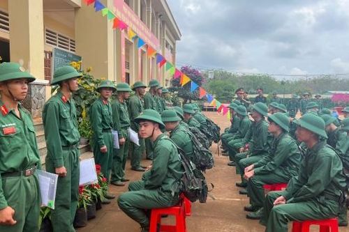 Lãnh đạo TP Đà Lạt động viên tân binh tại các đơn vị huấn luyên