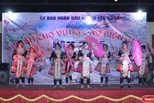Giao lưu văn nghệ 'Phiên chợ vùng cao biên giới' tại xã Phiêng Khoài