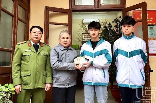Hai học sinh nhặt được của rơi, trả người đánh mất