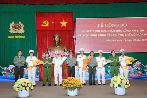 Đồng Nai: Trao Quyết định nghỉ hưu trước tuổi cho 13 lãnh đạo cấp phòng Công an tỉnh