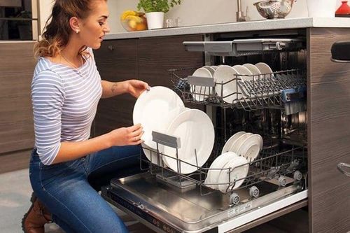 Có bắt buộc dùng nước làm bóng khi sử dụng máy rửa bát?