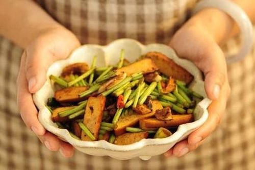 Loại rau dại được ví như 'thần dược' cho phụ nữ, đem nấu thành món ăn đơn giản nhưng giúp kháng khuẩn, giảm ho, điều hòa khí huyết