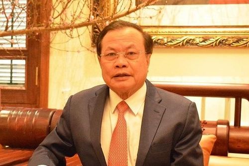 Mở một trang sách thấy một con người