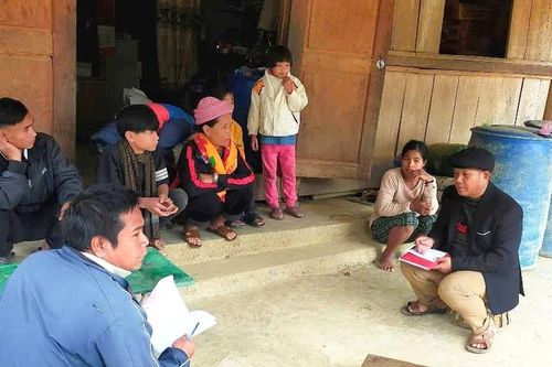 Vào bản tìm học trò