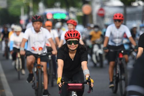 Hơn 400 người cùng nhau đạp xe quanh trung tâm TP.HCM