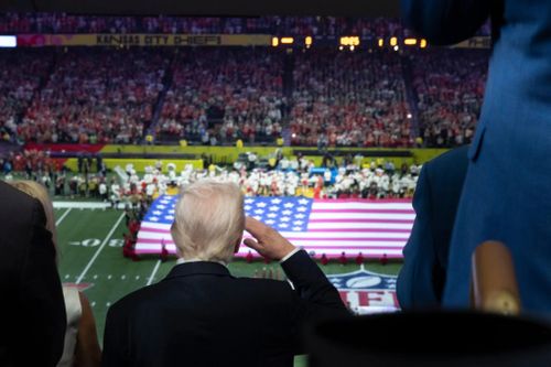 Một tháng 'chính trị trong tuần, thể thao cuối tuần' của ông Trump