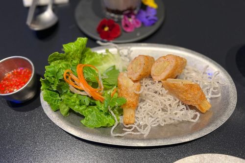 Hé lộ loạt món ăn Việt trong nhà hàng mới của Chi Pu tại Thượng Hải