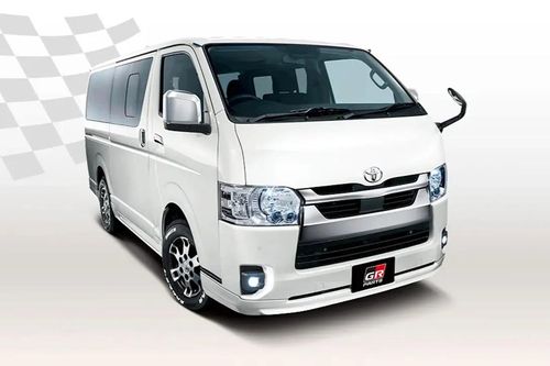 Toyota HiAce lạ mắt với gói độ xe đua