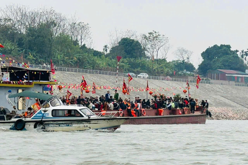 Tăng cường bảo đảm an toàn các lễ hội đầu năm trên sông Hồng