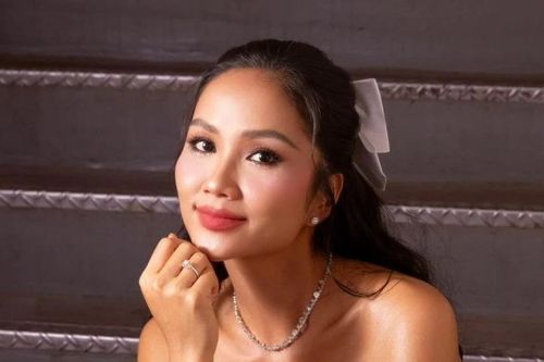 Hoa hậu H'Hen Niê tranh thủ 'flex' nhẹ nhẫn cầu hôn sau màn gây bão mạng xã hội