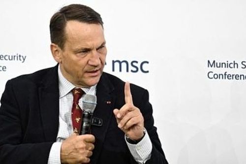 Ba Lan thẳng tưng EU sẽ không hợp nhất quân đội, rằng chiến thuật đàm phán của ông Trump về Ukraine là rất khác thường