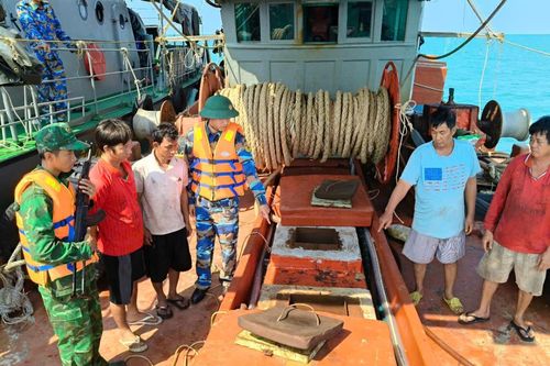 Hải đoàn Biên phòng 28 bắt giữ tàu chở dầu DO không rõ nguồn gốc