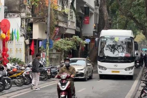 Cấm xe trên 16 chỗ vào khu vực phố cổ Hoàn Kiếm là hợp lý