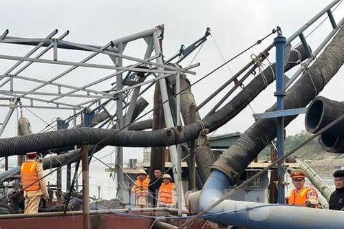 Bắt 3 tàu công suất lớn hút cát trái phép trên sông Hồng
