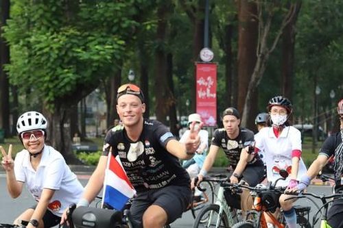 Hai chàng trai Hà Lan vượt 20.000 km đạp xe đến TPHCM