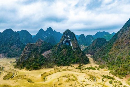 'Mắt thần' của Cao Bằng mùa khô cạn, hút khách cắm trại, tham quan
