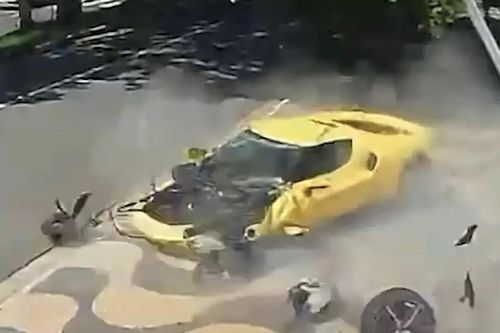 Khoảnh khắc chiếc Ferrari 14 tỷ 'nát đầu' sau khi đâm vào một ngôi nhà