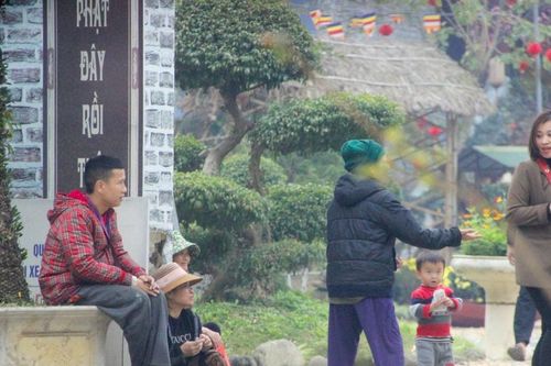 Những hình ảnh chưa đẹp mắt tại các đền, chùa đầu năm