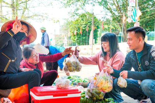 Trẩy hội đền Quả Sơn mang 'lộc quê' về nhà
