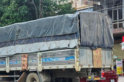 Xe máy va chạm xe tải, một người đàn ông tử vong