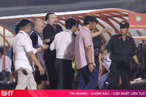 Luật gì khiến HLV Popov của Thanh Hóa bị đuổi sau khi đá chai nước?