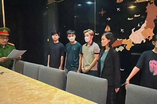 Truy tố chủ nhà hàng và nhân viên lột sạch quần áo khách hàng để đòi tiền