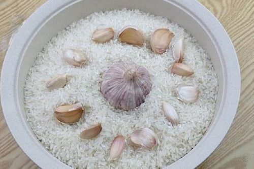 Vùi củ tỏi vào thùng gạo, công dụng 'vàng 10' ai cũng muốn học theo