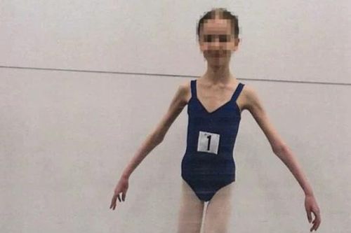 Bố mẹ của nữ diễn viên múa ballet bị bỏ tủ vì bỏ bê con gái : Cô bé bị bỏ đói, 17 tuổi nặng bằng đứa trẻ 9 tuổi