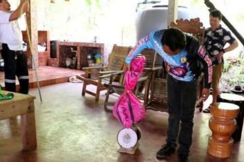 Đang ăn trong bếp, cụ bà bất ngờ đánh rơi đĩa cơm và bỏ chạy khi nhìn thấy một thứ