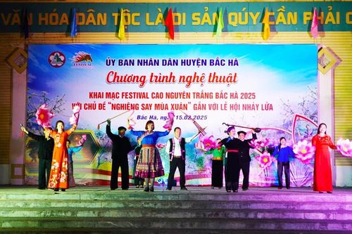 Khai mạc Festival 'Nghiêng say mùa xuân' gắn với Lễ hội Nhảy lửa huyện Bắc Hà 2025