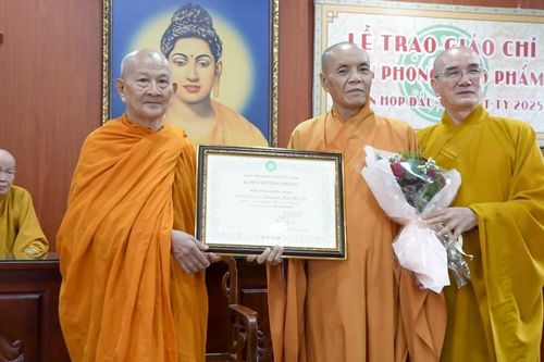 Vĩnh Long: Ban Trị sự GHPGVN tỉnh họp mặt, trao Giáo chỉ tấn phong giáo phẩm đến chư Tăng, Ni