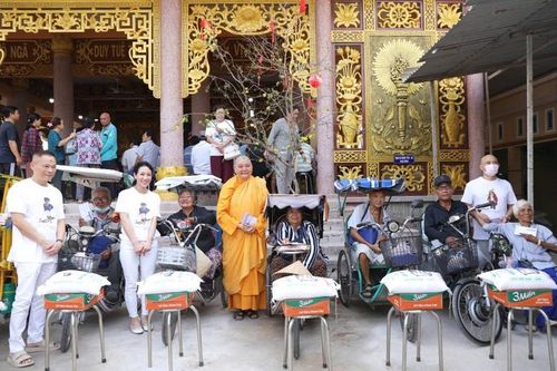 Các đơn vị, tự viện trao quà đến người có hoàn cảnh khó khăn vào đầu năm Ất Tỵ