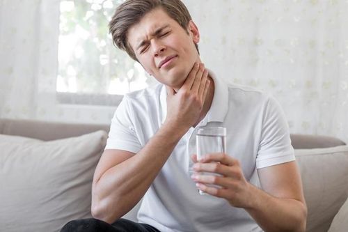 Súc miệng nước muối có làm dịu đau họng, viêm họng?