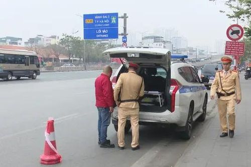 CSGT ghi hình xử phạt 'xe rùa bò' đón, bắt khách