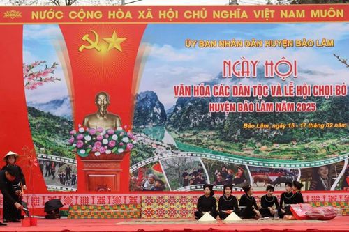 Bảo Lâm thi hát dân ca và trình diễn trang phục dân tộc