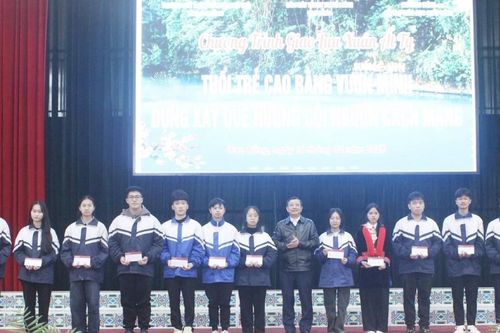 Trao học bổng cho 19 học sinh THPT có hoàn cảnh khó khăn đạt thành tích cao trong học tập