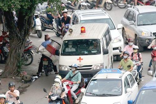 Không chấp hành tín hiệu đèn giao thông để nhường đường cho xe ưu tiên, xe cấp cứu có bị xử phạt không?