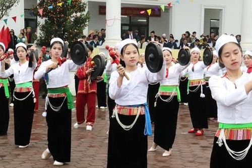 500 phụ nữ xã Tiến Xuân trình tấu chiêng Mường