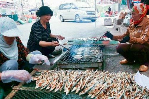 Về Nghệ An du xuân, ăn cá trích nướng than hồng thơm nức mũi