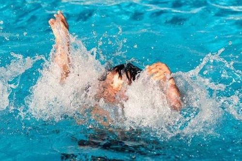 Sau việc bé 3 tuổi bị đuối nước nguy kịch, bác sĩ chỉ rõ cần tránh những sai lầm đáng tiếc