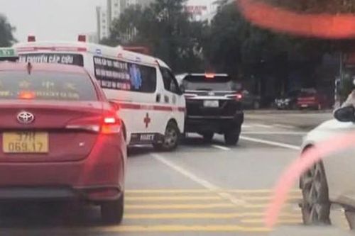 Tài xế dừng đèn đỏ quyết không nhường đường xe ưu tiên có bị phạt?