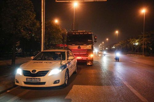 Xuyên đêm tuần tra đảm bảo an toàn giao thông trước nguy cơ tai nạn do đường trơn trượt