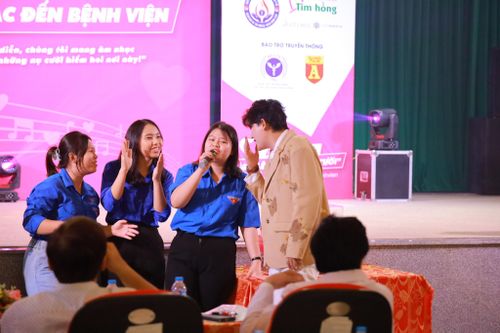 Mang âm nhạc tới Bệnh viện Ung bướu Nghệ An