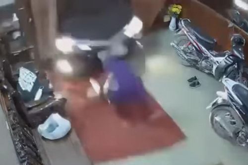 Khoảnh khắc ôtô đâm sập cửa nhà dân, cuốn người vào gầm