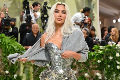 Hình ảnh đáng sợ của Kim Kardashian sau khi mặc áo nịt ngực bó sát