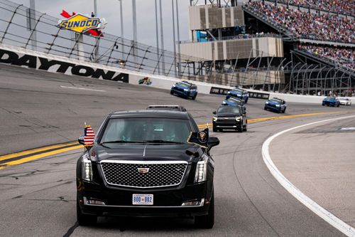 Ông Trump ngồi xe Quái thú chạy quanh trường đua giải Daytona 500