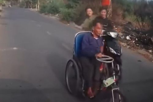 Khoảnh khắc người đàn ông ngồi xe lăn bị đánh vào đầu